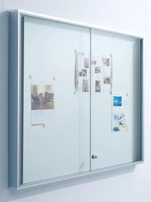 Solange Der Vorrat Reicht BST 857458 Schaukasten, BxTxH 1540x50x970 mm, 21xDIN A4, Alurahmen, Schiebetüren, ESG-Glas, Rückwand weiß